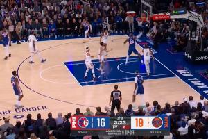 76人生涯首分！詹姆斯篮下接恩比德妙传打板命中 得分啦！